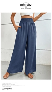Détail du pantalon à taille haute texturé à jambes larges et taille élastique froncée