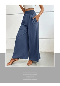Détail d'un pantalon large bleu à taille haute avec ceinture élastique froncée et poches