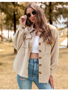 Vue détaillée du cardigan épais en polaire beige avec boutons en écaille et poches poitrine