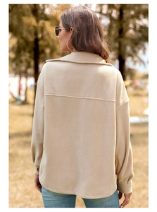 Détail de la veste chemise en polaire beige avec couture au dos et texture douce