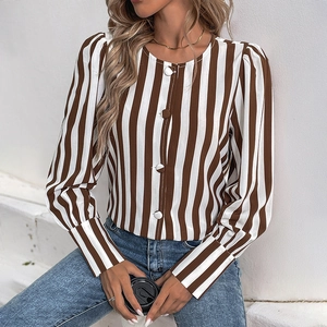 Chemise rayée à col en V pour femmes avec manches bouffantes et boutons marron et blanc