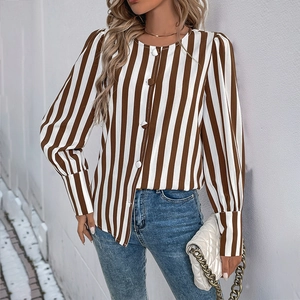 Détail de chemise rayée pour femme avec boutons classiques et poignets bouffants