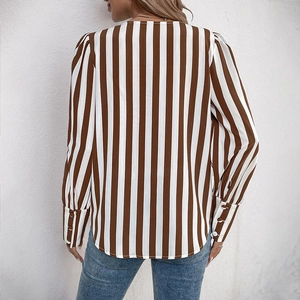 Vue arrière d'une chemise rayée à manches longues et col en V en marron et blanc