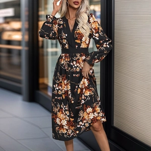 Détail de robe midi fleurie avec col en V, poignets volantés élastiques et imprimé vintage