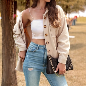 Veste chemise en polaire beige pour femme avec crop top et jean bleu déchiré