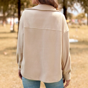 Veste chemise beige en polaire pour femme avec épaules tombantes vue de dos