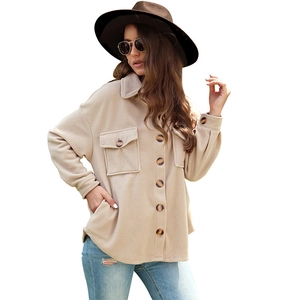 Veste en polaire abricot pour femme avec col à revers et poches de poitrine