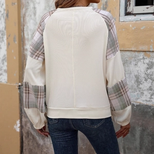 Women's plaid patchwork sweatshirt with crew neck and ribbed trim in a casual loose fit