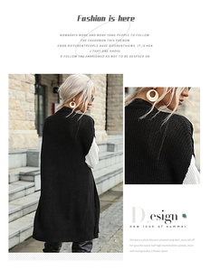 Gros plan du cardigan en maille bicolore montrant les détails du tissu noir et blanc