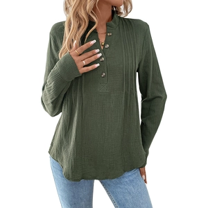 Camicetta donna verde muschio a maniche lunghe con scollo a V in lino di cotone e bottoni