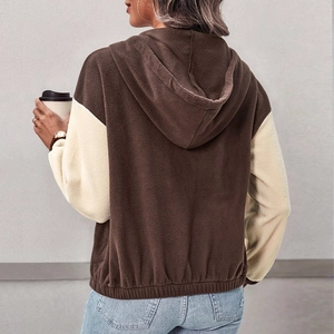 Giacca da donna in pile bicolore marrone caffè e bianco crema con cappuccio e zip intera