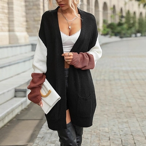 Cardigan en maille tricolore avec manches longues et poches avant de style urbain chic