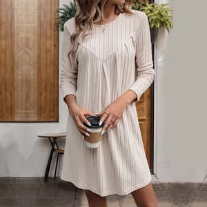 Abito corto in maglia a coste beige a maniche lunghe con design a pieghe a V sul petto