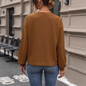 Haut à manches longues en maille gaufrée marron pour femme, vue arrière de style décontracté