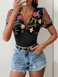 Detailansicht des schwarzen Mesh-Bodys mit roter und gelber Blumenstickerei