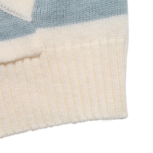 Macro-opname van elastische geribbelde zoom en blauw gebreid patroon op vest met capuchon