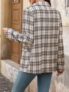 Detailansicht des taillierten Rückens und Karomusters bei diesem schicken Herbst-Blazer