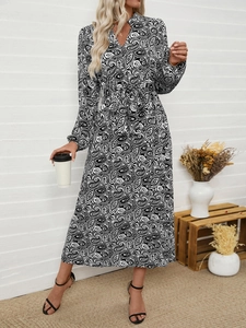 Elegante maxi-jurk met lange mouwen en V-hals met zwart-wit paisley bloemenprint