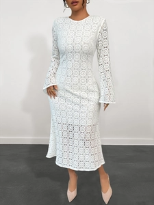 Dettaglio dell'abito boho in pizzo bianco con intricati motivi floreali traforati