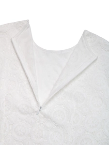 Dettaglio dell'elegante pizzo bianco e cerniera invisibile sul retro dell'abito boho