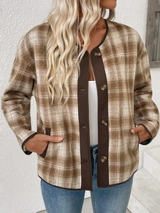 Dettaglio del cardigan vintage a quadri con bottoni ambrati e bordi marroni rifiniti