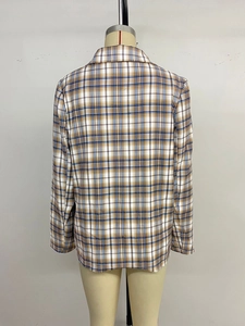 Rückansicht des karierten Blazers mit taillierter Passform und klassischer Kragenstruktur