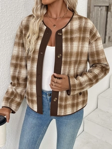 Dettaglio del cappotto di lana a quadri marroni con scollo rotondo e bottoni in tartaruga