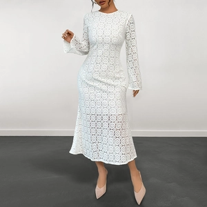 Elegante abito bohémien in pizzo bianco a maniche lunghe con trama a cerchi traforati