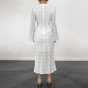 Elegante abito lungo bohémien in pizzo bianco con raffinati motivi floreali a uncinetto