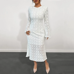 Abito lungo bohémien in pizzo bianco elegante con maniche lunghe e motivi traforati