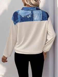 Détail du sweat-shirt color block avec imprimé denim et texture en maille côtelée