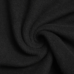 Vue détaillée de la texture en velours noir brossé avec un effet de drapé souple