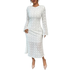 Elegante abito lungo bohémien in pizzo bianco con maniche lunghe e ricami all'uncinetto