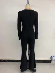 Vue arrière d'une combinaison noire à manches longues avec taille haute et bas évasé