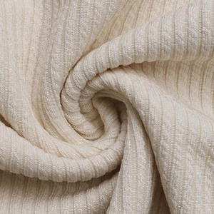 Vue détaillée de la texture du tissu en maille côtelée crème de ce sweat femme