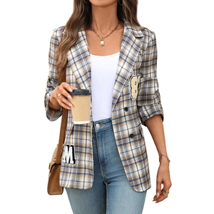 Schicker Karo-Blazer mit College-Patches und zweireihigen Knöpfen im klassischen Stil