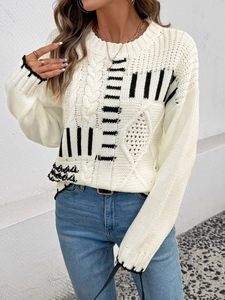 Dettaglio della texture a maglia con strisce nere geometriche e motivi a treccia