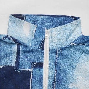 Détail d'un sweat à col montant avec imprimé denim et fermeture éclair blanche en nylon