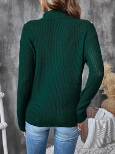 Vue arrière du pull en maille épaisse vert foncé avec col montant et texture gaufrée