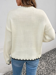Vista posteriore di un maglione in maglia con motivi ondulati neri su orlo e polsini