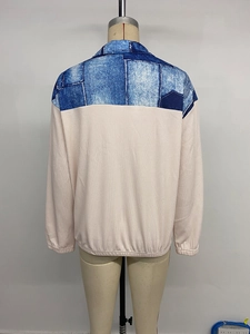 Vue arrière du sweat color block avec empiècements en jean bleu et tissu côtelé rose chiné