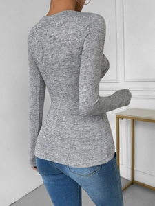 Slim fit grey long sleeve knit top with twist detail and crew neck for women casual wear