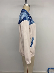 Détail d'un sweat-shirt à blocs de couleurs avec imprimé denim et texture gaufrée