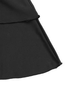 Détails rapprochés de volants noirs superposés avec des coutures d'ourlet sur une robe