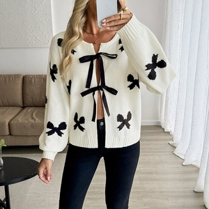 Damen Strickjacke in Creme mit schwarzem Schleifenmuster und Schleifen-Bindeband