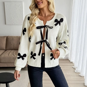 Weiße Strickjacke mit schwarzen Schleifen-Jacquard und Bändern im süßen Freizeitstil