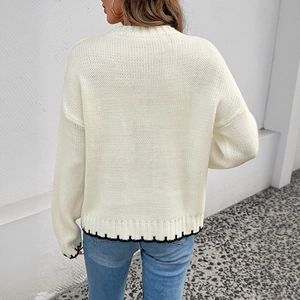 Maglione in maglia crema da donna con bordi smerlati neri e jeans in stile casual