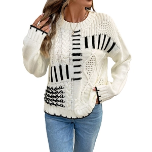 Maglione in maglia crema da donna con strisce geometriche nere e trecce
