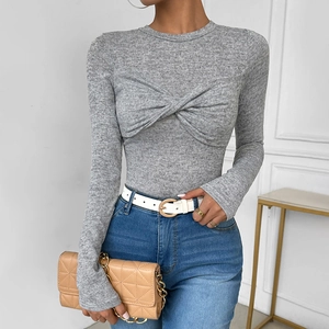 Haut en tricot gris ajusté à manches longues pour femmes avec nœud torsadé devant