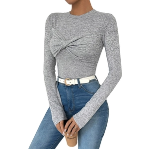 Haut en maille à manches longues pour femmes avec détail torsadé sur le devant, gris